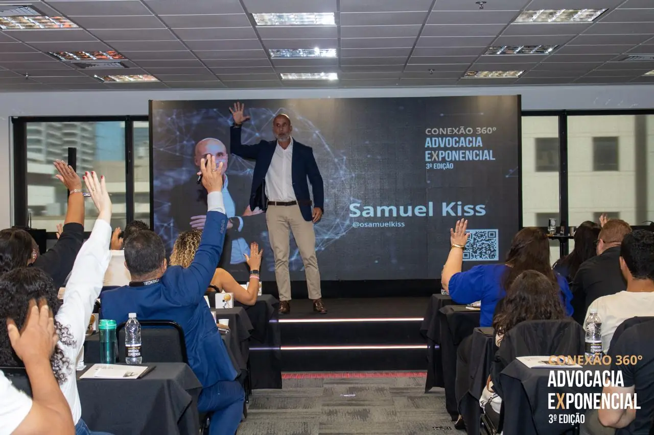 Samuel Kiss interagindo com a plateia durante palestra